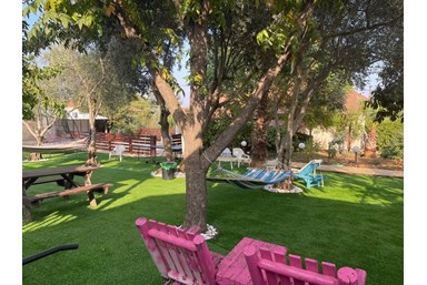 עינבלים ברכס רמים - החצר ובית הקפה