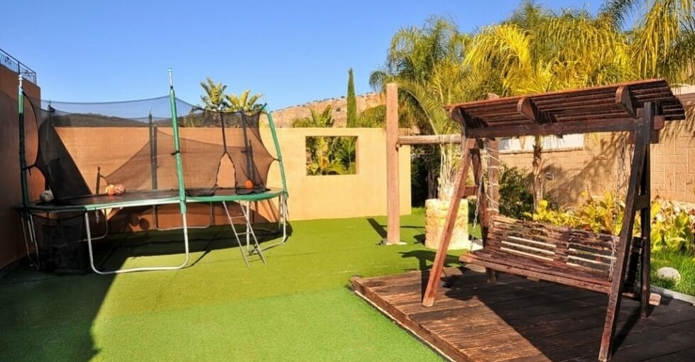 נוף לים החצר והבריכה (5).jpg