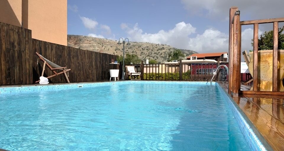 נוף לים החצר והבריכה (1).jpg