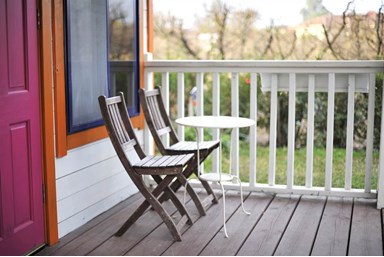 בקתות תמוז - החצר והסביבה