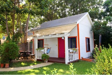 בקתות תמוז - החצר והסביבה