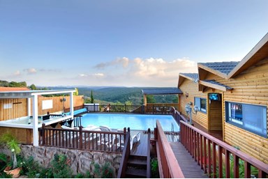 סוויטות ניגונים - החצר והבריכה