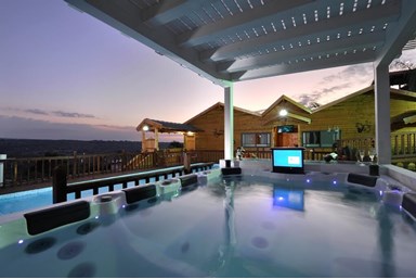 סוויטות ניגונים - החצר והבריכה