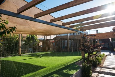 בקתות השמש - הבריכה והחצר