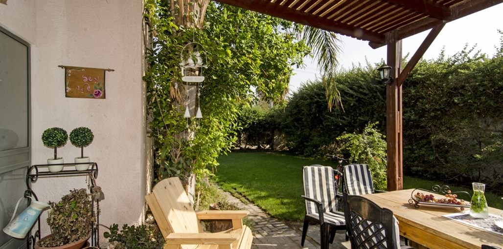 בית שלו בערבה חצר הבית2.jpg