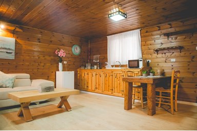 אתנחתא במושב - בקתת העץ