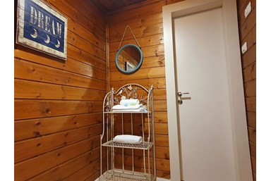 אתנחתא במושב - בקתת העץ