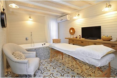 אחוזת יוסף - הבריכה והחצר