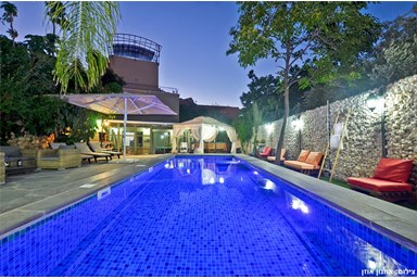 אחוזת יוסף - הבריכה והחצר