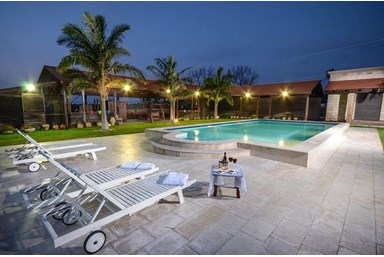 ענתיקה - החצר והבריכה