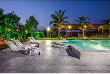 ענתיקה - החצר והבריכה