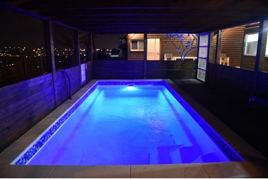 צימר אליס - החצר והבריכה