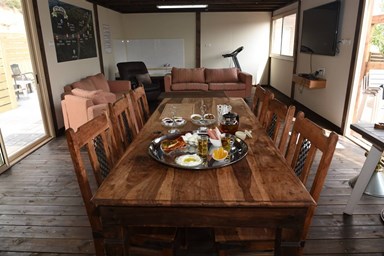 צימר אליס - החצר והבריכה