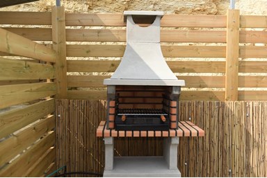 צימר אליס - החצר והבריכה