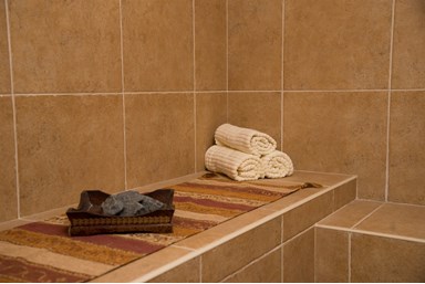 אצל גיל וגלית - הבריכה, הסטודיו והספא