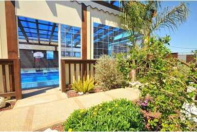 סוויטות גן עדן - החצר והבריכה