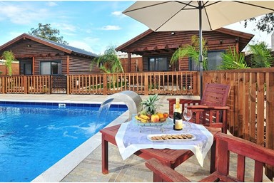 סוויטות גן עדן - החצר והבריכה