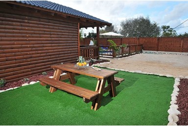 סוויטות גן עדן - החצר והבריכה