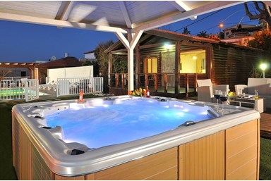 רז בכפר - הבריכה והחצר