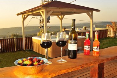 רז בכפר - הבריכה והחצר