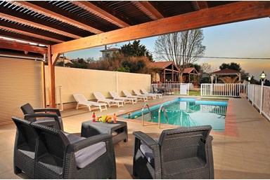 רז בכפר - הבריכה והחצר