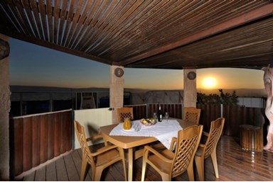 נוף לתבור - החצר, הבריכה והספא