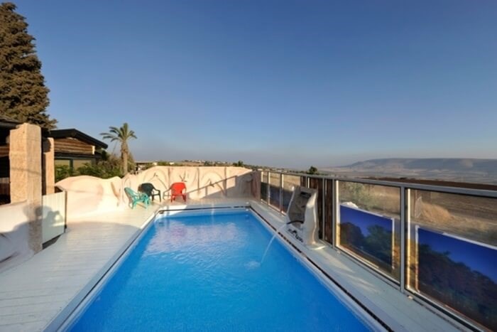 נוף לתבור חצר בריכה וספא (7).jpg