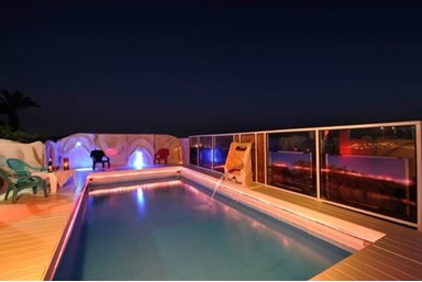 נוף לתבור - החצר, הבריכה והספא