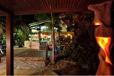 נוף לתבור - החצר, הבריכה והספא