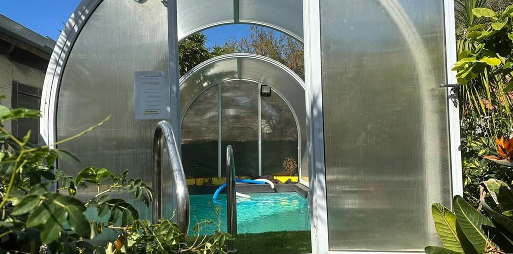 סוויטה על הים לזוגות בלבד בשבי ציון בריכה עם קירוי פתוח (1).jpeg