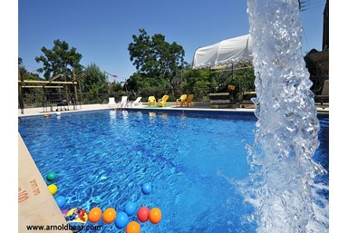 אחוזת אנאאל - החצר והבריכה