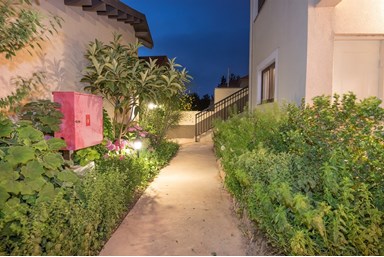 אודם הגולן - החצר והגן