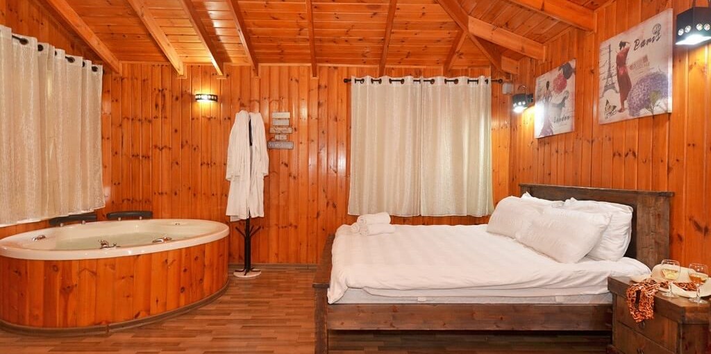 אביבים לאוהבים הבקתות (2).jpg