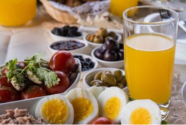 אביבים לאוהבים - החצר והבריכה