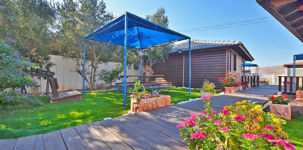 אביבים לאוהבים החצר והבריכה (4).jpg