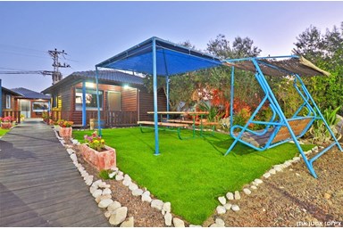 אביבים לאוהבים - החצר והבריכה