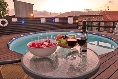 אביבים לאוהבים - החצר והבריכה