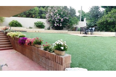 רומנטיכאן מול הכרם - החצר והנוף