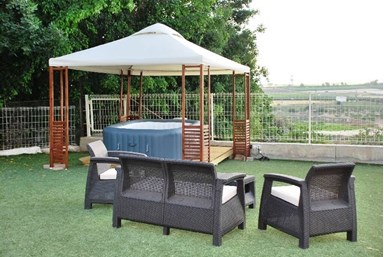 רומנטיכאן מול הכרם - החצר והנוף