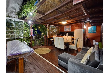 בלה דונה - חצר ובריכה