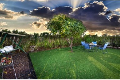 צליל הרים - בריכות השחיה והחצר