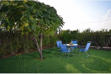 צליל הרים - בריכות השחיה והחצר