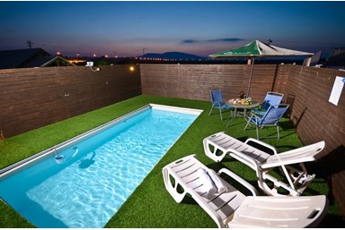 צליל הרים - בריכות השחיה והחצר