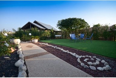 צליל הרים - בריכות השחיה והחצר