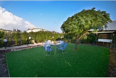 צליל הרים - בריכות השחיה והחצר