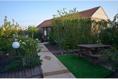 צליל הרים - בריכות השחיה והחצר