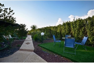 צליל הרים - בריכות השחיה והחצר