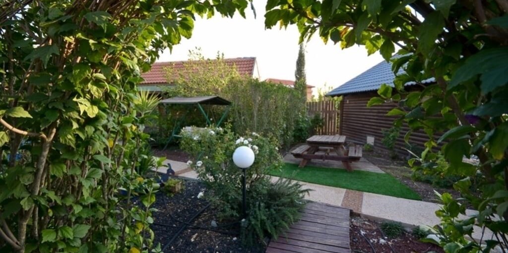 צליל הרים בריכה וחצר (13).jpg