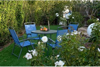 צליל הרים - בריכות השחיה והחצר