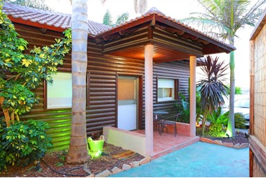 יחידות סגולה - החצר והבריכה